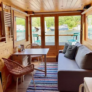 Houseboat Ginger Botel